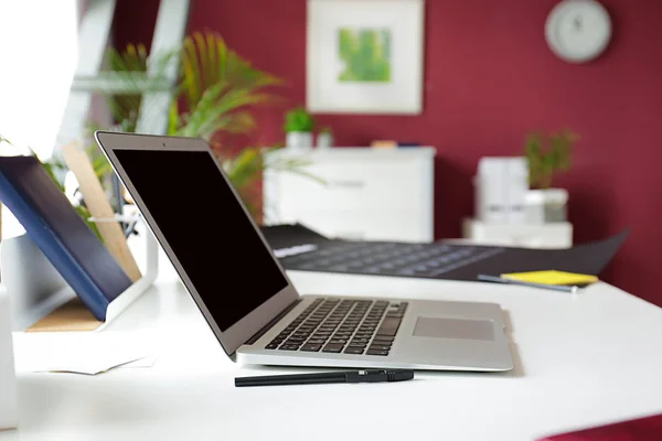 Stylowe miejsce pracy z laptopem w nowoczesnym pokoju — Zdjęcie stockowe
