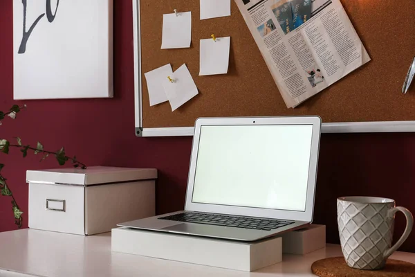 Stylowe miejsce pracy z laptopem w nowoczesnym pokoju — Zdjęcie stockowe