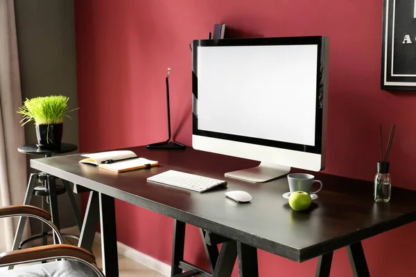 Elegante postazione di lavoro con computer in camera moderna — Foto Stock