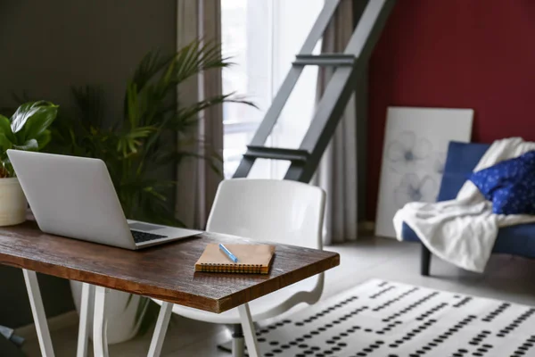 Lieu de travail avec ordinateur portable dans l'intérieur élégant de la pièce — Photo