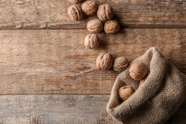 Ahşap masa üzerinde lezzetli ceviz ile çuval