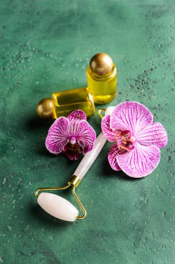 Yüz masaj esans renk arka plan üzerinde aracıyla