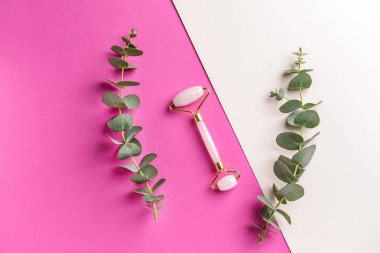 Yüz masajı araç renk arka plan üzerinde