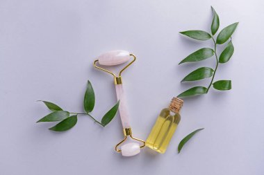 Esans ışık arka plan üzerinde aracıyla yüz masajı