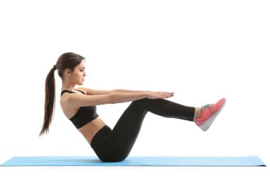 Beyaz arka planda spor yapan genç bir kadın.