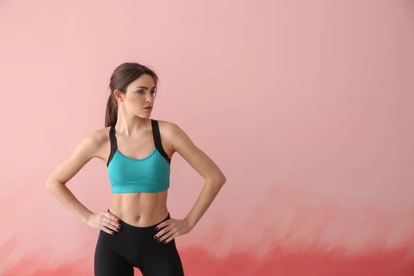 Deportiva joven sobre fondo de color — Foto de Stock