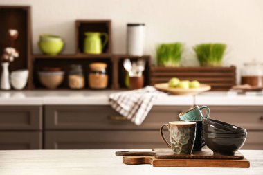 Dizi dishware ve aletleri mutfak masasında