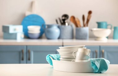 Mutfak masasında dishware bir set