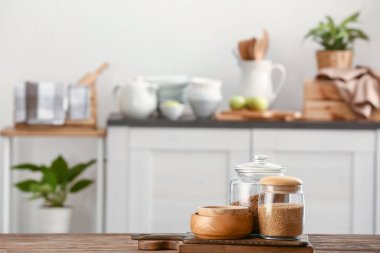 Mutfak eşyaları üzerinde ahşap masa seti
