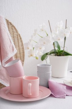 Dizi dishware ve bardak mutfak masasında