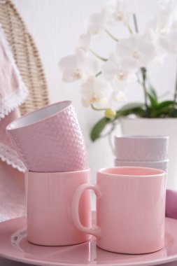 Dizi dishware ve bardak mutfak masasında