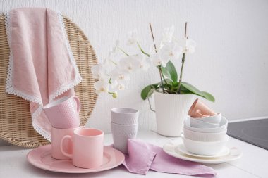Dizi dishware ve bardak mutfak masasında