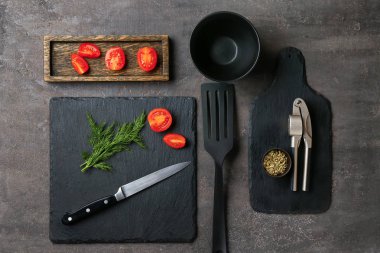 Koyu arka plan üzerinde mutfak seti