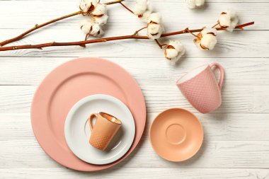 Beyaz ahşap zemin üzerinde sofra kümesi