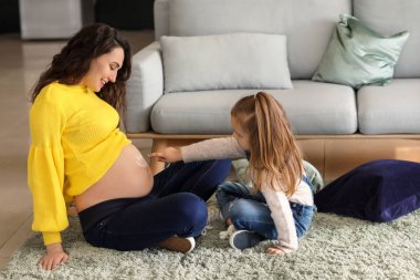 Küçük kızı evde anne karnına çizim