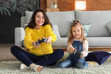 Küçük kızı iskambil video spor ev ile hamile anne