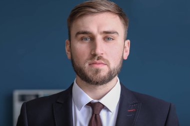 Ofisteki yakışıklı iş adamı portresi