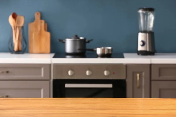 Mesa de madeira na cozinha moderna — Fotografia de Stock