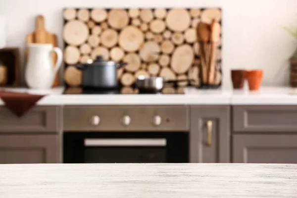 Table en bois dans la cuisine moderne — Photo