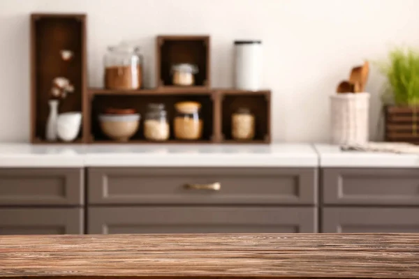 Drewniany stół w nowoczesnej kuchni — Zdjęcie stockowe