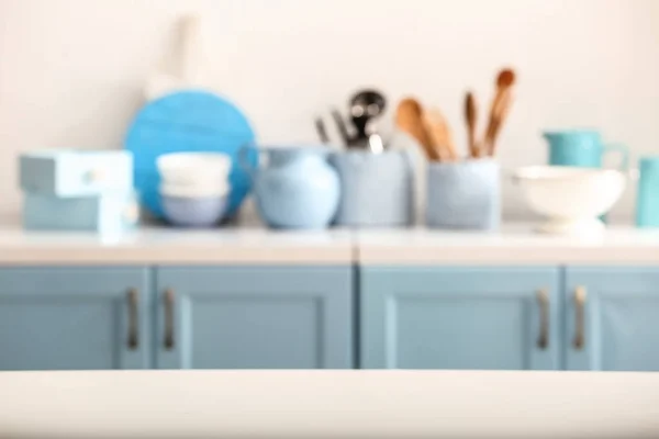 Mesa branca na cozinha moderna — Fotografia de Stock