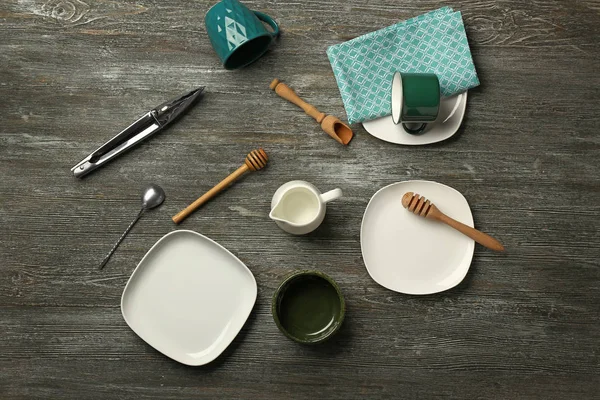 Set de utensilios de cocina sobre fondo de madera — Foto de Stock