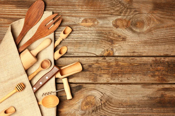 Комплект посуды на деревянном фоне — стоковое фото