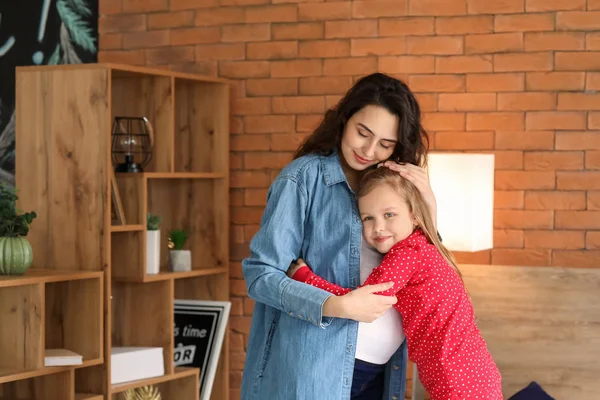 Pregnant mother with little daughter at home — Stock Photo, Image