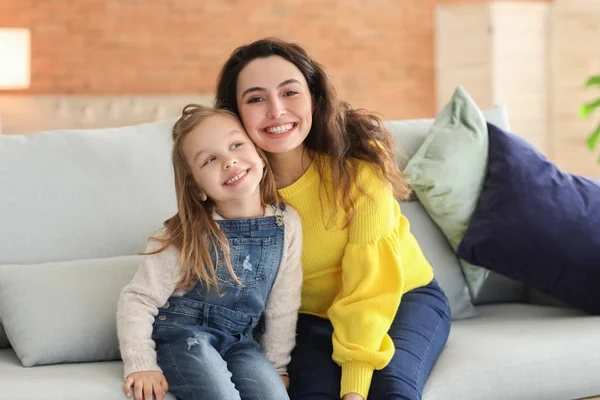 Küçük kızı evde hamile anne