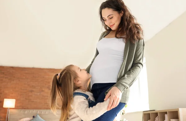 Madre incinta con figlioletta a casa — Foto Stock