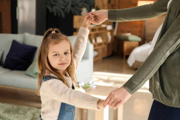 Zwangere moeder met dochtertje dansen thuis — Stockfoto