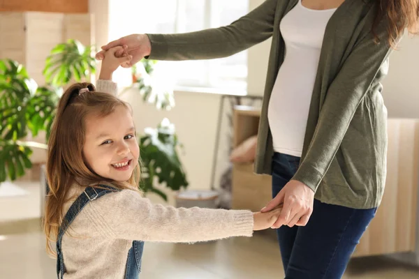 Zwangere moeder met dochtertje dansen thuis — Stockfoto