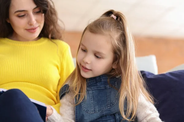 임신 어머니 집에서 작은 딸 읽기 책 — 스톡 사진