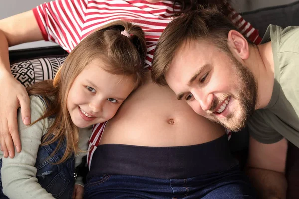 Gelukkige familie verwachten baby rust thuis — Stockfoto