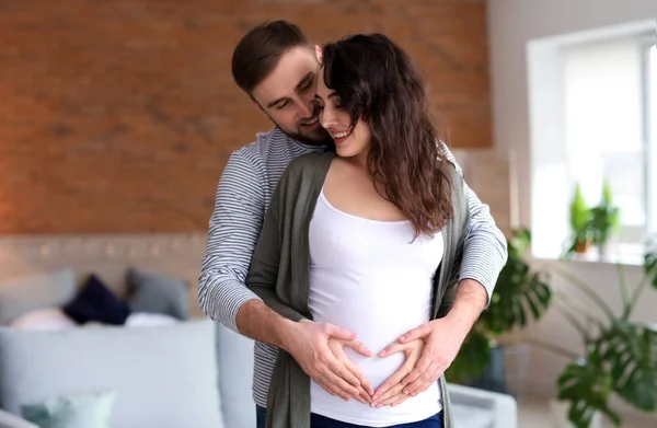 Retrato de feliz casal grávida em casa — Fotografia de Stock