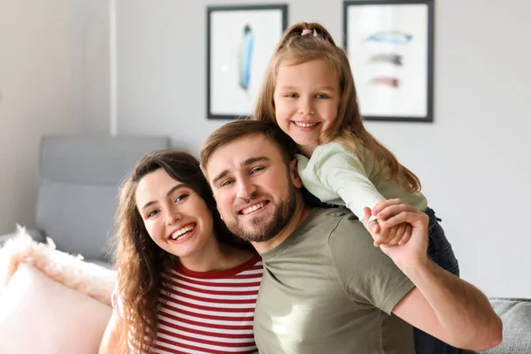 Retrato de familia feliz en casa —  Fotos de Stock