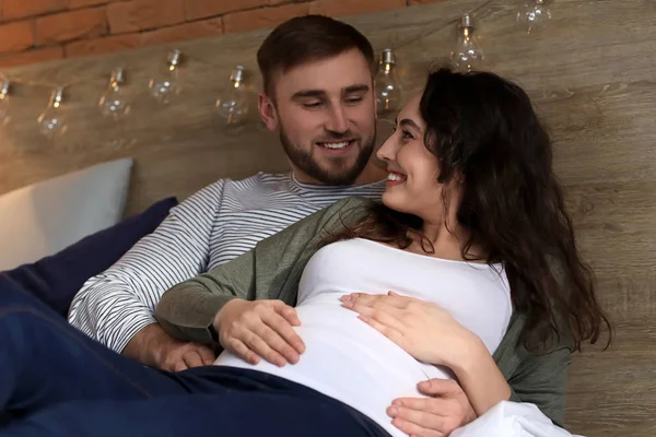 Feliz casal grávida descansando em casa — Fotografia de Stock