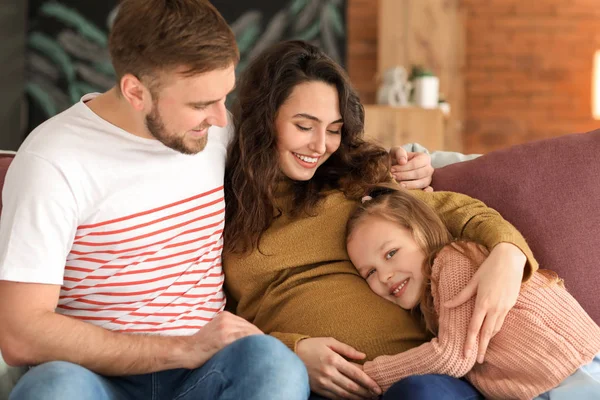 Šťastné rodiny čeká dítě odpočívá doma — Stock fotografie
