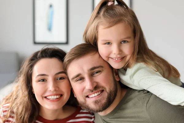 Retrato de familia feliz en casa —  Fotos de Stock