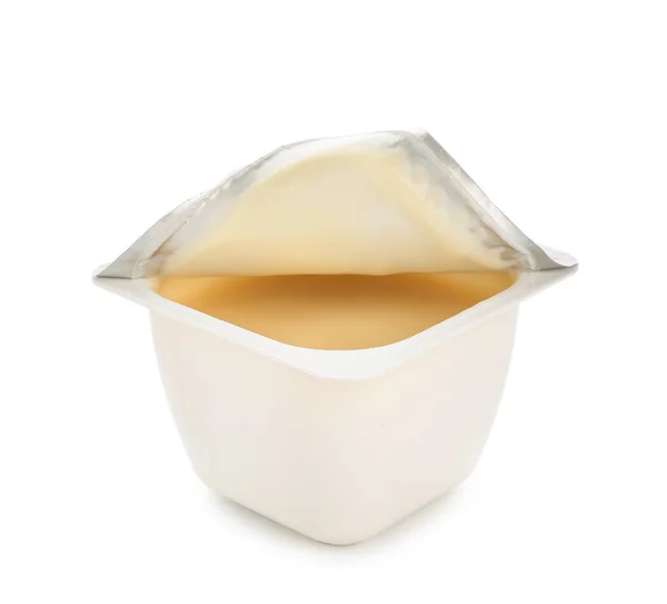 Recipiente com iogurte saboroso no fundo branco — Fotografia de Stock