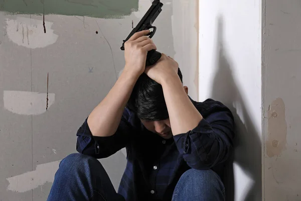 Un joven armado se suicidará en casa. — Foto de Stock