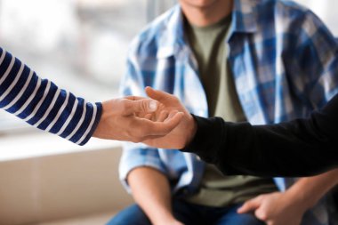 İntihar düşünceleri evde kendi arkadaşıyla destekleyen insanlar