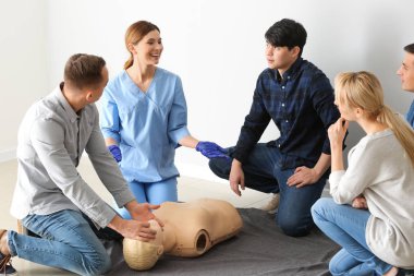 CPR ilk yardım eğitim sahasında gerçekleştirmek öğrenme insanlar