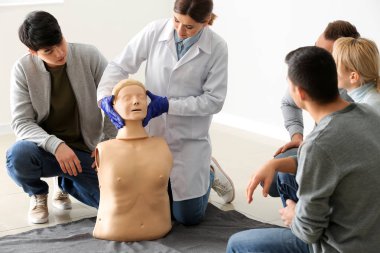 İlk yardım eğitim sahasında sağlamak öğrenme insanlar