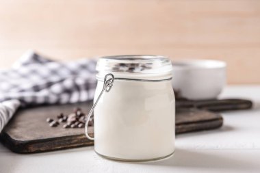 Lezzetli yoğurt ve çikolata beyaz tablo ile jar