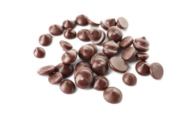 Beyaz arka plan üzerinde lezzetli çikolata cips