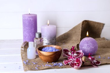 Beyaz masa üzerinde deniz tuzu ile Spa kompozisyon