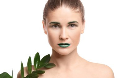 Güzel bir kadınla alışılmadık makyaj ve beyaz arka plan üzerinde tropikal şube