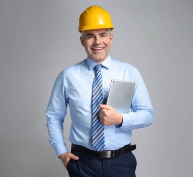 Gri arka plan üzerinde olgun mimar