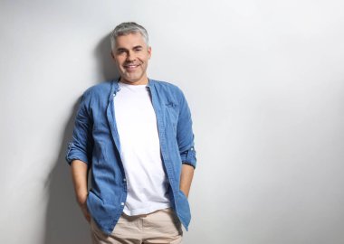 Gri arka planda olgun bir adamın portresi